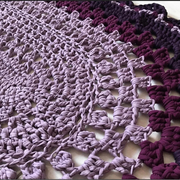 Handmade crochet rug. - Picture 1 of 6